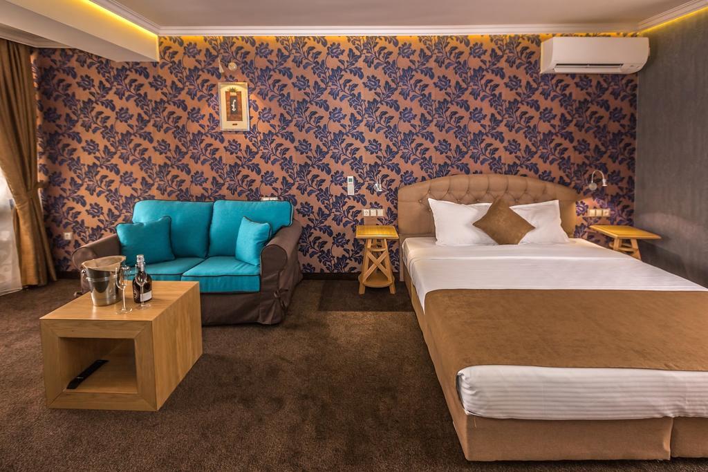 8 1/2 Art Guest House พลอฟดิฟ ภายนอก รูปภาพ